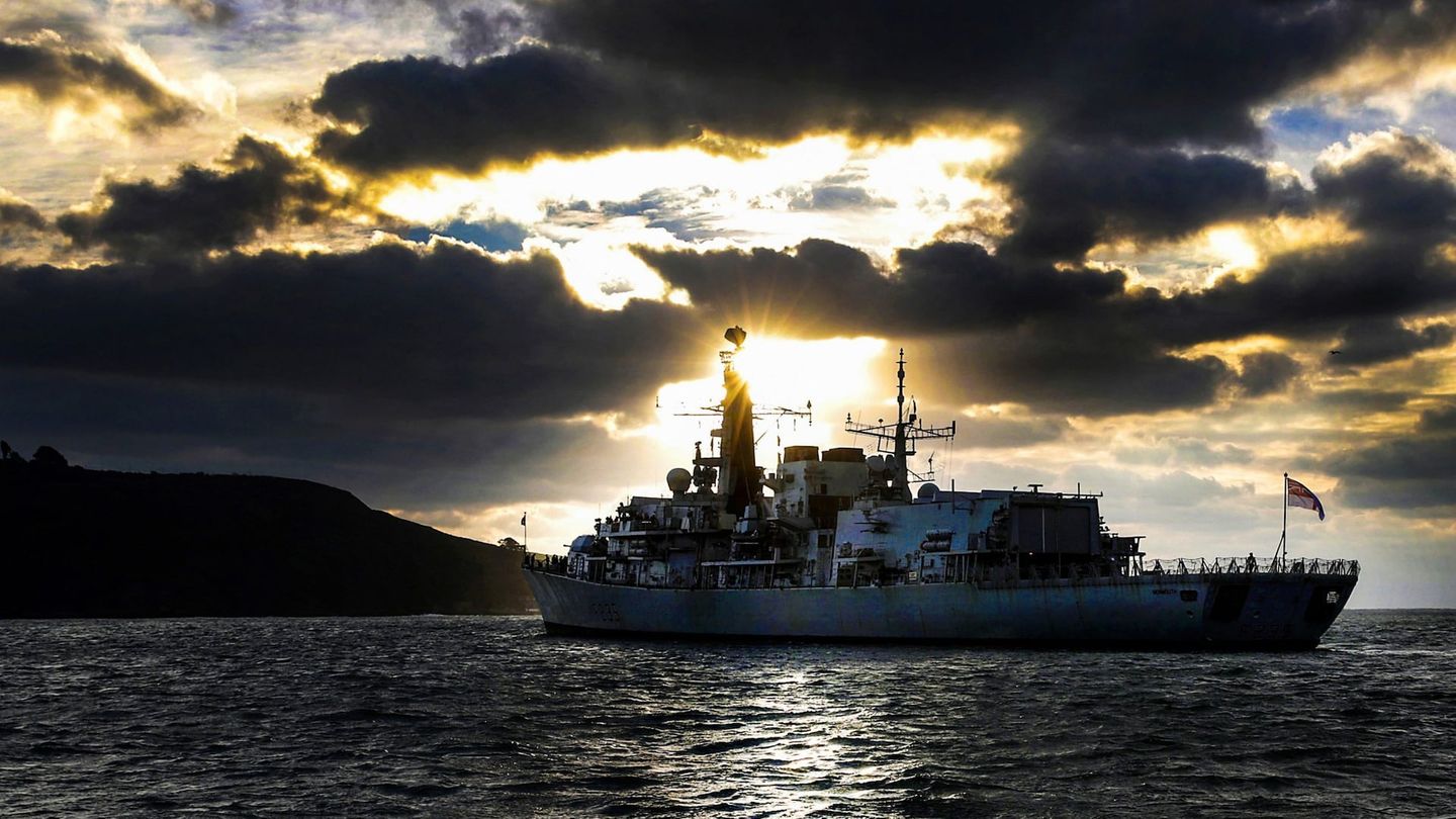"HMS Monmouth" kehrt in ihren Heimathafen Devonport zurück.