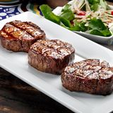Filet  Filet hat im Vergleich zu anderen Fleischzuschnitten wenig fett. Es erhält daher nicht die gleiche Karamellisierung über dem Grill wie ein Rippenstück, bei dem das Fett aus dem Steak die Außenseite brät, wenn es über der Flamme brutzelt. Filet sollte man demnach besser in der Pfanne braten, so erhält man auch eine gleichmäßige rosa Farbe.