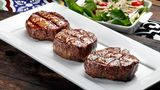 Filet  Filet hat im Vergleich zu anderen Fleischzuschnitten wenig fett. Es erhält daher nicht die gleiche Karamellisierung über dem Grill wie ein Rippenstück, bei dem das Fett aus dem Steak die Außenseite brät, wenn es über der Flamme brutzelt. Filet sollte man demnach besser in der Pfanne braten, so erhält man auch eine gleichmäßige rosa Farbe.