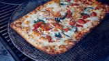 Pizza  Grills erhitzen sich in der Regel nur ungleichmäßig, weil sie im Freien Hitze verlieren, sobald der Deckel geöffnet wird. Pizza aber braucht gleichmäßige und hohe Temperatur. Deshalb eignet sich das "Pizzabacken" nicht auf dem Grill.