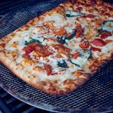 Pizza  Grills erhitzen sich in der Regel nur ungleichmäßig, weil sie im Freien Hitze verlieren, sobald der Deckel geöffnet wird. Pizza aber braucht gleichmäßige und hohe Temperatur. Deshalb eignet sich das "Pizzabacken" nicht auf dem Grill.