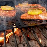 Lachs  Lachs schmeckt so besonders saftig wegen seiner fetten Öle. Packt man das Fischfilet nun auf den Grill verliert es Flüssigkeit und wird trocken und verkocht. Lachs braucht eine niedrige und langsame Hitze.