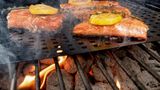 Lachs  Lachs schmeckt so besonders saftig wegen seiner fetten Öle. Packt man das Fischfilet nun auf den Grill verliert es Flüssigkeit und wird trocken und verkocht. Lachs braucht eine niedrige und langsame Hitze.