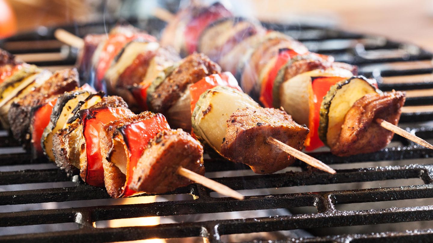 Schaschlik  Fleisch und Gemüse am Stiel ist bei geselligen Grillrunden sehr beliebt. Das Problem: Jedes Produkt auf dem Spieß benötigt eine unterschiedliche Garzeit. Daher ist es praktisch unmöglich, alles auf dem Spieß auf Punkt zu braten. Wenn sie auf Schaschlik nicht verzichten wollen, machen sie je einen Spieß mit den gleichen Zutaten. So können sie die Kochzeit viel besser timen.