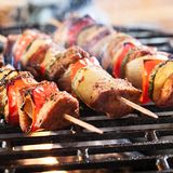 Schaschlik  Fleisch und Gemüse am Stiel ist bei geselligen Grillrunden sehr beliebt. Das Problem: Jedes Produkt auf dem Spieß benötigt eine unterschiedliche Garzeit. Daher ist es praktisch unmöglich, alles auf dem Spieß auf Punkt zu braten. Wenn sie auf Schaschlik nicht verzichten wollen, machen sie je einen Spieß mit den gleichen Zutaten. So können sie die Kochzeit viel besser timen.