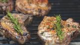 Schweinekoteletts  Für Experten gilt: Schweinekoteletts schmecken besser aus der Pfanne. Denn der äußere Fettrand schmilzt in der Pfanne und veredelt das Fleischstück. Auf dem Grill geht das schmackhafte Fett verloren.