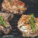 Schweinekoteletts  Für Experten gilt: Schweinekoteletts schmecken besser aus der Pfanne. Denn der äußere Fettrand schmilzt in der Pfanne und veredelt das Fleischstück. Auf dem Grill geht das schmackhafte Fett verloren.