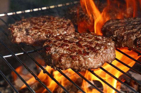 Burger  Sie wollen saftige Burgerpatties? Dann benutzen Sie eine Pfanne. Dass schmelzende Fett bildet eine schöne Kruste und sie verlieren nicht die natürlichen Säfte. Wer partout nicht auf den Grill verzichten will, kann einfach eine gusseiserne Pfanne auf die Grillfläche stellen und die Patties darin braten.