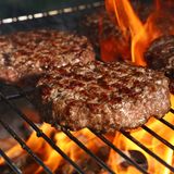 Burger  Sie wollen saftige Burgerpatties? Dann benutzen Sie eine Pfanne. Dass schmelzende Fett bildet eine schöne Kruste und sie verlieren nicht die natürlichen Säfte. Wer partout nicht auf den Grill verzichten will, kann einfach eine gusseiserne Pfanne auf die Grillfläche stellen und die Patties darin braten.