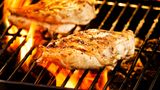 Hühnerbrustfilets  Wer Hühnerbrüste ohne Knochen und Haut auf dem Grill brät, erhält meist ein gummiartiges Ergebnis. Der Grill saugt die gesamte Feuchtigkeit aus dem Fleisch heraus. Deshalb gilt: Hühnerbrustfilets gehören in die Pfanne. 