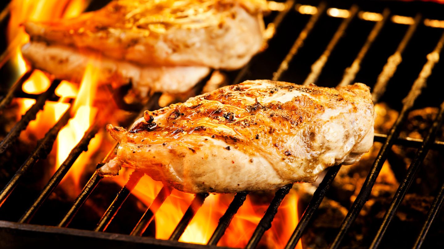 Hühnerbrustfilets  Wer Hühnerbrüste ohne Knochen und Haut auf dem Grill brät, erhält meist ein gummiartiges Ergebnis. Der Grill saugt die gesamte Feuchtigkeit aus dem Fleisch heraus. Deshalb gilt: Hühnerbrustfilets gehören in die Pfanne. 
