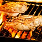 Hühnerbrustfilets  Wer Hühnerbrüste ohne Knochen und Haut auf dem Grill brät, erhält meist ein gummiartiges Ergebnis. Der Grill saugt die gesamte Feuchtigkeit aus dem Fleisch heraus. Deshalb gilt: Hühnerbrustfilets gehören in die Pfanne. 