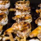 Geschälte Garnelen  Garnelen in der Schale zu grillen, wird zwar ausdrücklich empfohlen, aber nicht, wenn die Krustentiere bereits geschält sind. Die können ziemlich schnell austrocknen - und zwar egal, ob sie mariniert sind oder nicht. Geschälte Shrimps sollte man sanft garen und danach in Butter schwenken.