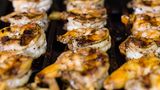 Geschälte Garnelen  Garnelen in der Schale zu grillen, wird zwar ausdrücklich empfohlen, aber nicht, wenn die Krustentiere bereits geschält sind. Die können ziemlich schnell austrocknen - und zwar egal, ob sie mariniert sind oder nicht. Geschälte Shrimps sollte man sanft garen und danach in Butter schwenken.