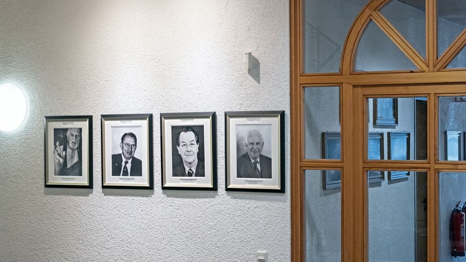 Sundern im Sauerland: Vor Brodels Büro hängt ein Bild Franz Münteferings Vor Brodels Büro hängt ein Bild Franz Münteferings