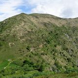 Monte Lema und Monte Tamaro  Zwischen den Gipfeln: Über der Baumgrenze und über knapp vier Stunden zieht sich der Pfad im Grünen vom Monte Lema bis zum Monte Tamaro hin.