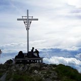 Monte Lema und Monte Tamaro  Das Gipfelkreuz ist sogar von Locarno mit bloßem Auge zu erkennen: Auf der Spitze eines der schönsten Aussichtsberge im Tessin, dem 1956 Meter hohen Monte Tamaro.