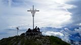 Monte Lema und Monte Tamaro  Das Gipfelkreuz ist sogar von Locarno mit bloßem Auge zu erkennen: Auf der Spitze eines der schönsten Aussichtsberge im Tessin, dem 1956 Meter hohen Monte Tamaro.