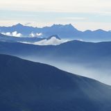 Bild 1 von 7 der Fotostrecke zum Klicken:  Morgentlicher Nebel steigt aus den Tälern des südlichen Tessins in der Nähe von Lugano