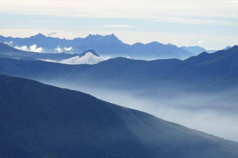 Bild 1 von 7 der Fotostrecke zum Klicken:  Morgentlicher Nebel steigt aus den Tälern des südlichen Tessins in der Nähe von Lugano