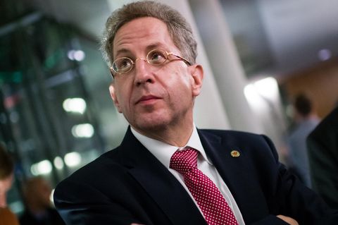 Hans-Georg Maaßen mit verschränkten Armen.