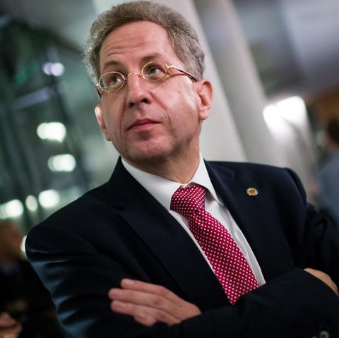 Hans-Georg Maaßen mit verschränkten Armen.