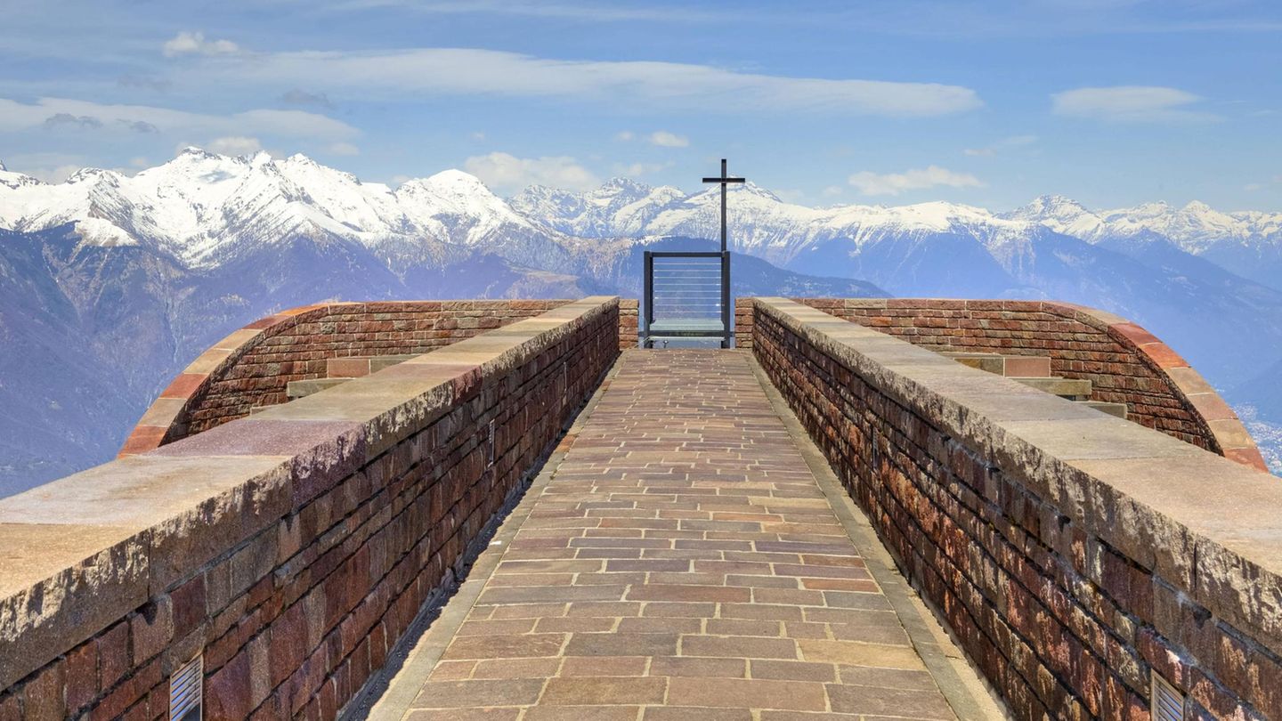 Monte Lema und Monte Tamaro  Thront 1530 Meter über Meer auf der Alpe Foppa, am Nordosthang des Monte Tamaro: die Cappella Santa Maria degli Angeli vom Tessiner Architekten Mario Botta.