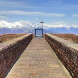 Monte Lema und Monte Tamaro  Thront 1530 Meter über Meer auf der Alpe Foppa, am Nordosthang des Monte Tamaro: die Cappella Santa Maria degli Angeli vom Tessiner Architekten Mario Botta.