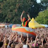 Mann in Boot auf Menschenmasse