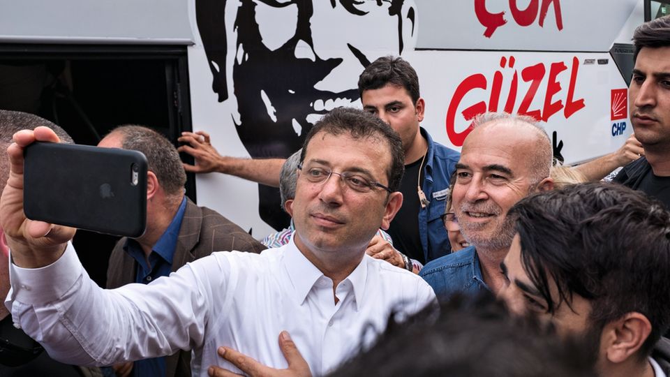 Türkei: Wer ein Selfie möchte, bekommt eines. Wer geherzt werden will, bekommt Küsse auf die Wange: Der neue Bürgermeister hat keine Berührungsängste. Wer ein Selfie möchte, bekommt eines. Wer geherzt werden will, bekommt Küsse auf die Wange: Der neue Bürgermeister hat keine Berührungsängste.