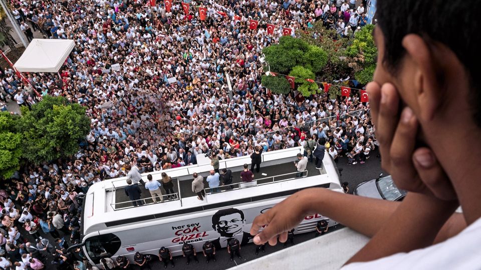 Türkei: Wo sein Bus steht, sammeln sich die Massen: Viele wollen Imamoglu berühren. Oder zumindest die Windschutzscheibe. Polizisten sorgen für Ordnung. Wo sein Bus steht, sammeln sich die Massen: Viele wollen Imamoglu berühren. Oder zumindest die Windschutzscheibe. Polizisten sorgen für Ordnung.