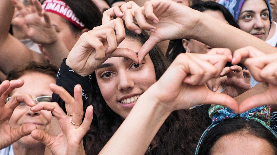 Türkei: Imamoglu machte es vor, seine Fans machen es nach: Auf dem Eyüp-Sultan-Platz formen Anhängerinnen Hände zu Herzen Imamoglu machte es vor, seine Fans machen es nach: Auf dem Eyüp-Sultan-Platz formen Anhängerinnen Hände zu Herzen