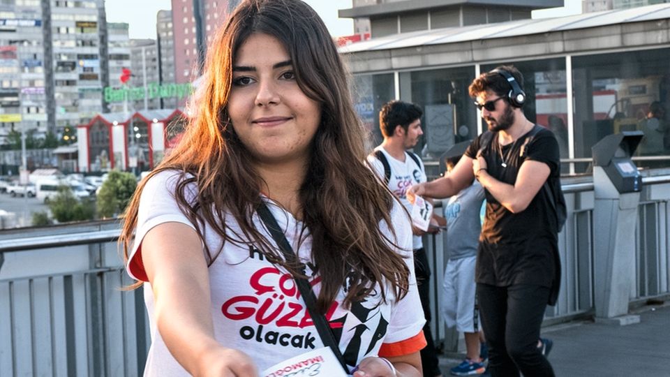 Türkei: Aus allen Teilen der Bevölkerung: Büsra Buyukkiliç arbeitete als Wahlhelferin für Imamoglu. Die Abiturientin kommt aus einer AKP-Familie. Aus allen Teilen der Bevölkerung: Büsra Buyukkiliç arbeitete als Wahlhelferin für Imamoglu. Die Abiturientin kommt aus einer AKP-Familie.