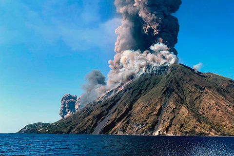 Zwei Kilometer hoch schleuderte der Stromboli Asche, Gestein und Rauch in die Luft