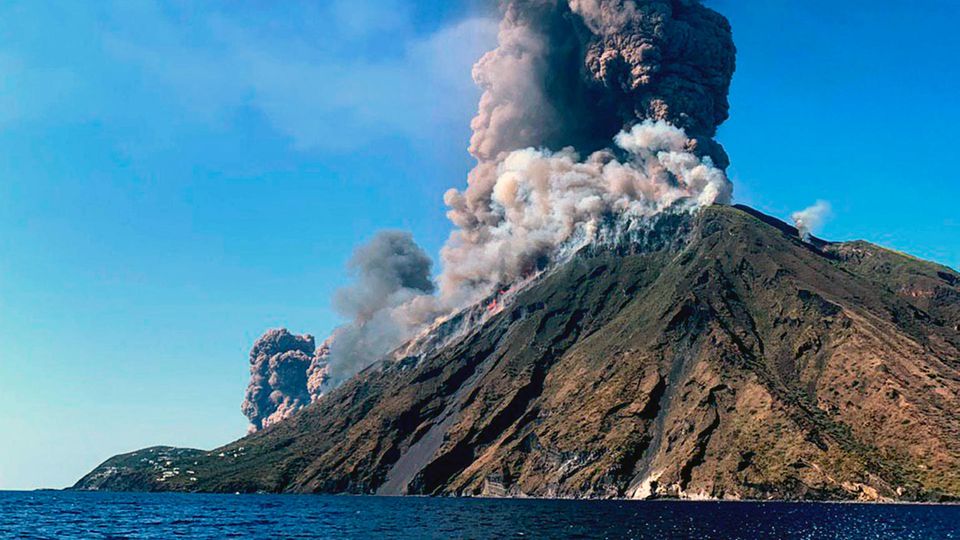 Zwei Kilometer hoch schleuderte der Stromboli Asche, Gestein und Rauch in die Luft