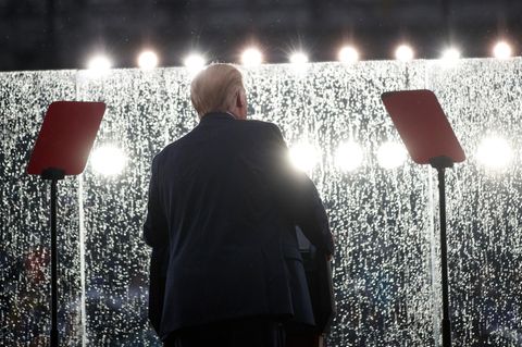Donald Trump vor der völlig verregneten und verschmierten Glaswand