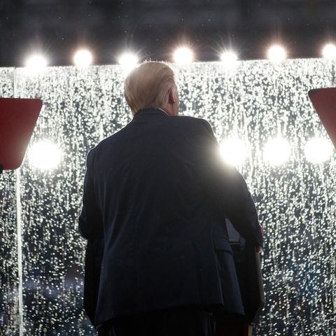 Donald Trump vor der völlig verregneten und verschmierten Glaswand