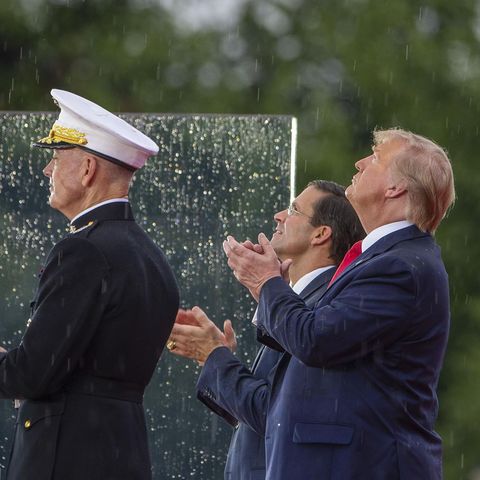 Donald Trump blickt nach oben.