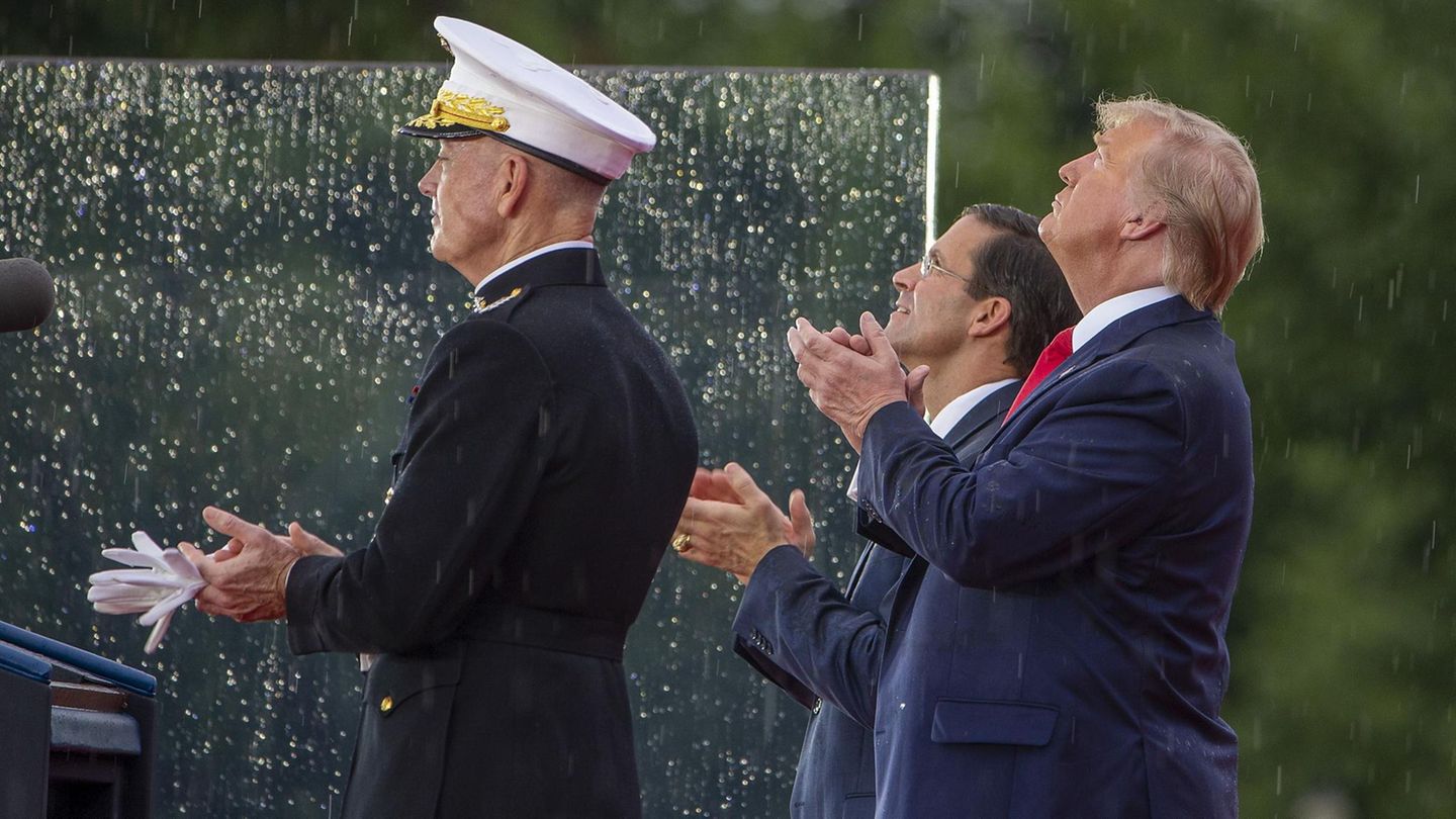Donald Trump blickt nach oben.