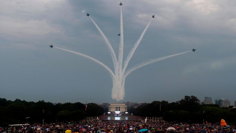 Mehrmals flogen am Nationalfeiertag Militärmaschinen über Washington Mehrmals flogen am Nationalfeiertag Militärmaschinen über Washington