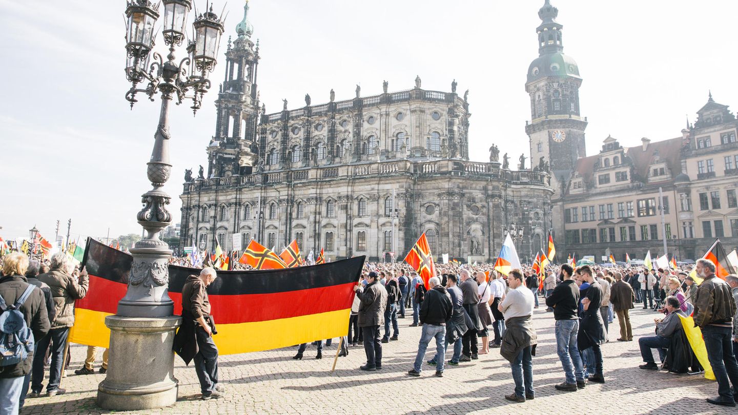 Pegida-Demonstranten 2016 in Dresden