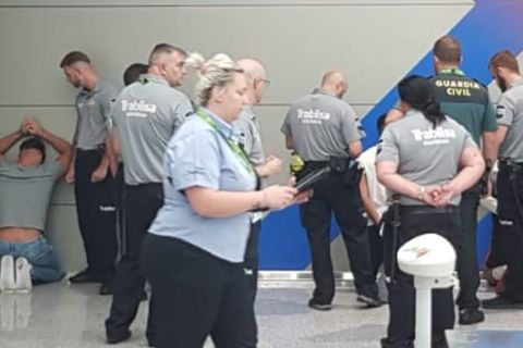 Polizisten bei der Festnahme der vier Verdächtigen am Flughafen Palma de Mallorca