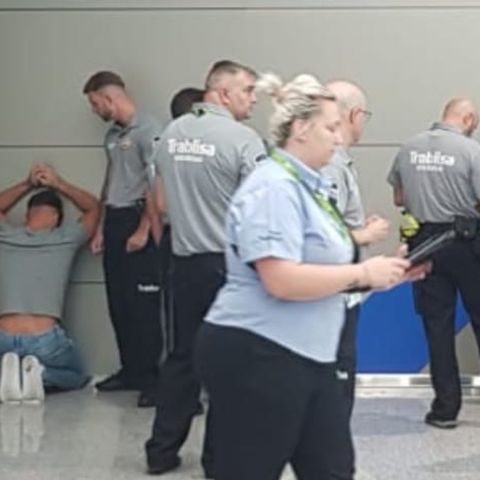 Polizisten bei der Festnahme der vier Verdächtigen am Flughafen Palma de Mallorca