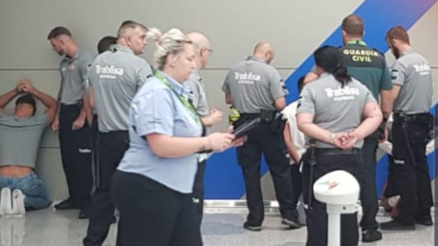 Polizisten bei der Festnahme der vier Verdächtigen am Flughafen Palma de Mallorca