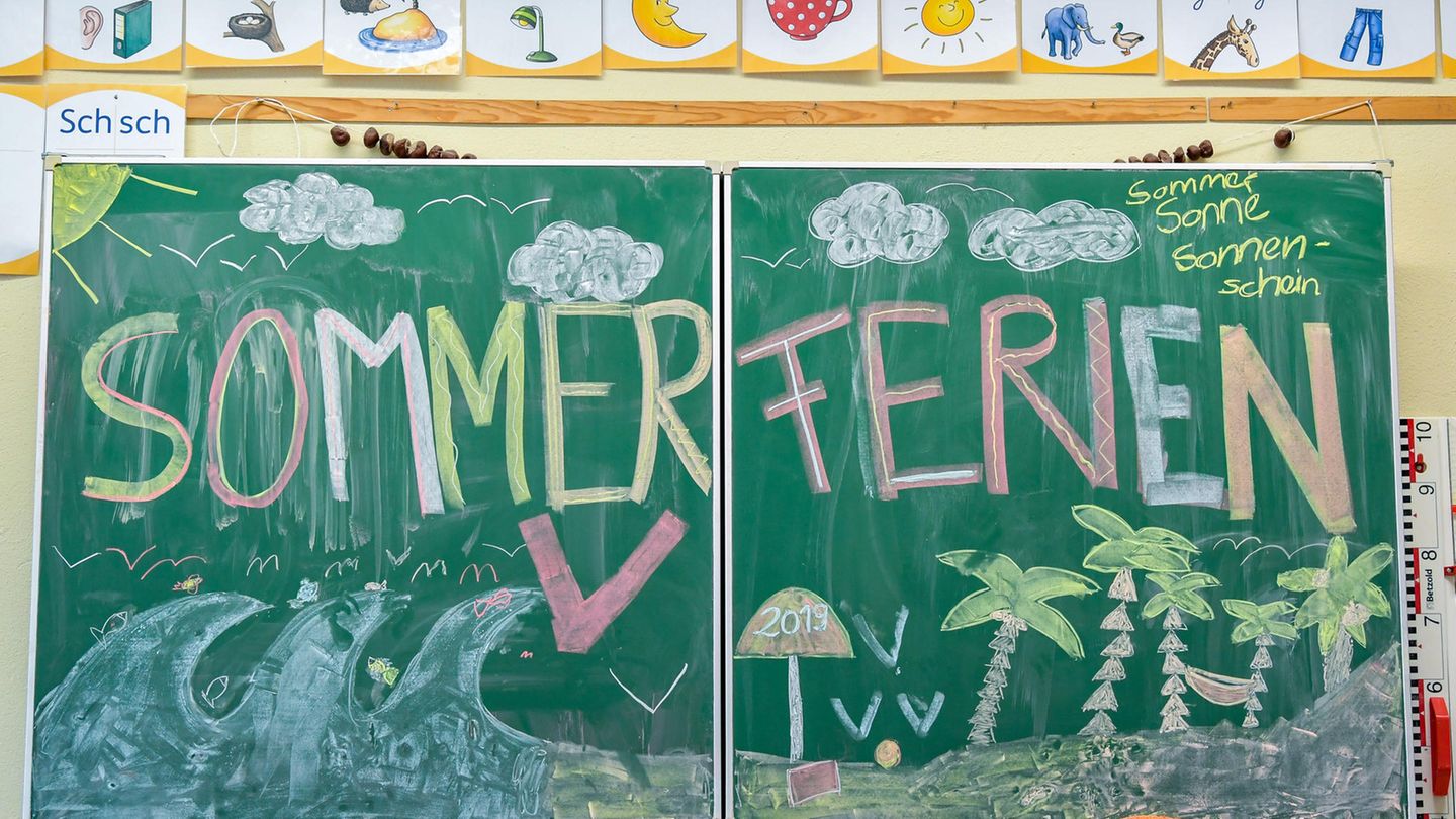 Endlich Sommerferien - aber nicht für alle:  Ein Drittel aller Alleinerziehenden ist finanziell nicht in der Lage, den eigenen Kindern einen Urlaub zu ermöglichen.