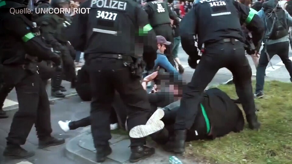 Mehrere Polizisten greifen beim G20-Gipfel 2017 in Hamburg Demonstranten an