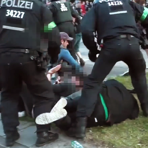 Mehrere Polizisten greifen beim G20-Gipfel 2017 in Hamburg Demonstranten an