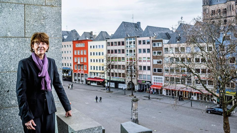 Henriette Reker, 62, Oberbürgermeisterin von Köln (parteilos): "Ich denke, es wäre ein vollkommen falsches Zeichen, jetzt zurückzuziehen. Ich bin weiter erreichbar für meine Bürger, ich suche weiter den Kontakt."