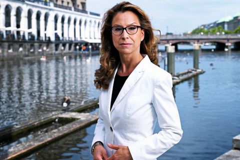 Carola Veit, 46, Hamburger Bürgerschaftspräsidentin (SPD): "Seit über drei Jahren bekomme ich Hass- und Drohmails. Von Leuten, die mir anonym mitteilen, was sie gern mit mir anstellen würden. Die auch vor meiner Familie nicht Halt machen. Drei Viertel der Mails haben einen Nazibezug, sind rechtsradikal, verfassungswidrig. Ein guter Teil idealisiert die AfD. Ich würde mir wünschen, dass sich große Teile unserer Gesellschaft dieser Radikalisierung entgegenstellen – und nicht schweigen"