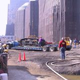 Ein Tieflader bringt ein Raupenfahrzeug